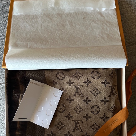 LOUIS VUITTON Monogram Classic Shawl - NEW - Picture 3 of 16